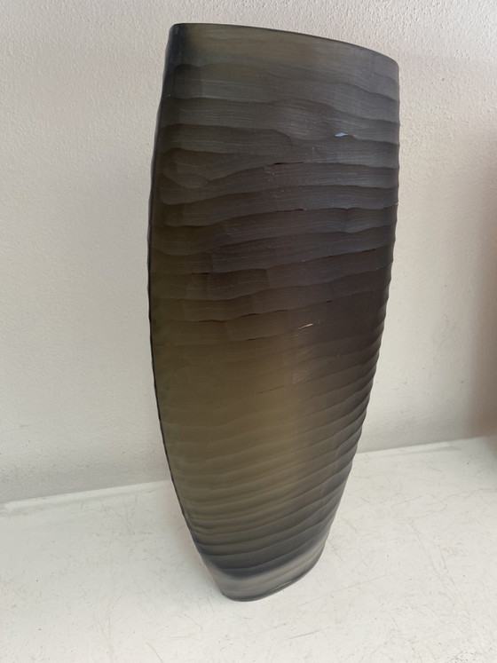 Vaso Decorativo Alto em Vidro Fumado – Design Ondulado – Vases, Glass (photo 4 of 5)