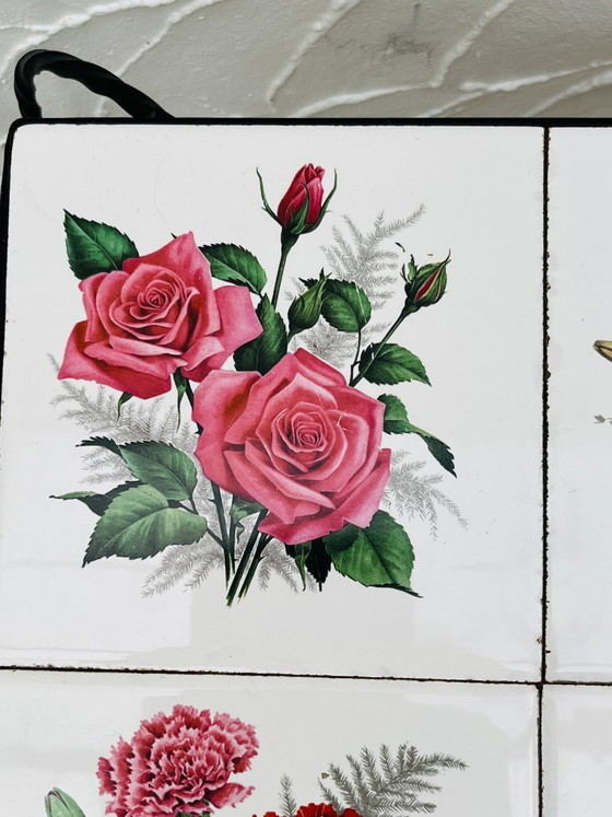 Image 1 of Vintage salontafel van smeedijzer met bloemmotief op de tegels.