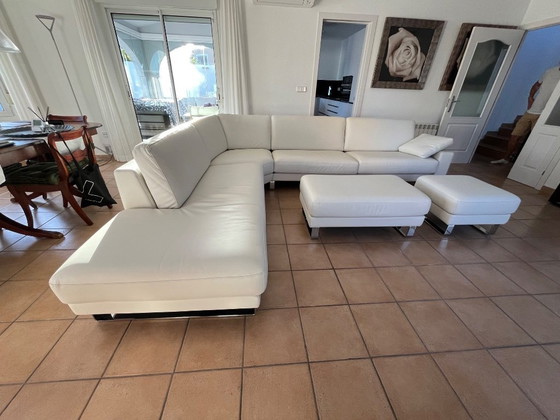Image 1 of Rolf Benz EGO Ecksofa in weißem Leder mit zwei passenden Hockern – Neuwertiger Zustand