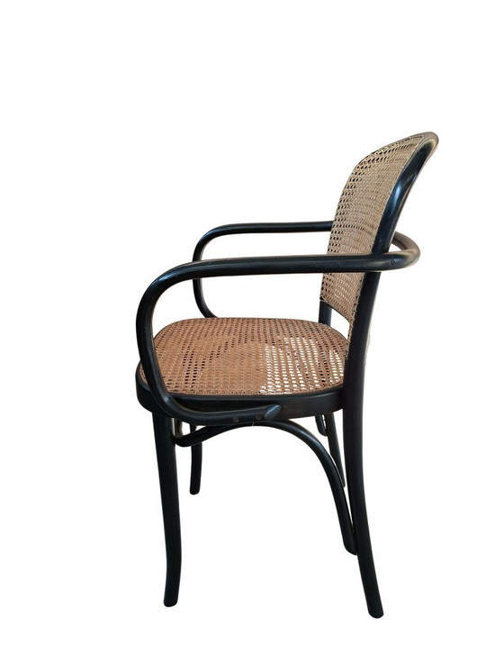 Image 1 of Splendida sedia ispirata all'iconico modello 811 di Josef Hoffmann, nota come Prague Chair.   Si tratta di una riproduzione di a