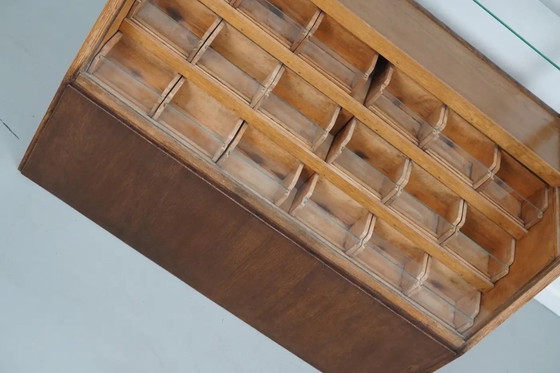 Image 1 of Antieke Spaanse fourniturenkast / winkeltoonbank in beuken- en eikenhout, jaren 1950