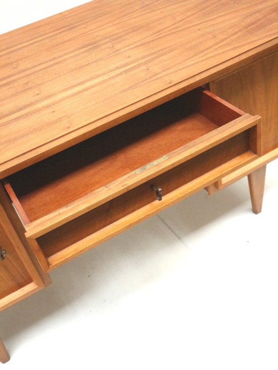 Image 1 of Scrivania vintage / scrivania direzionale con ante e cassetti degli anni '60