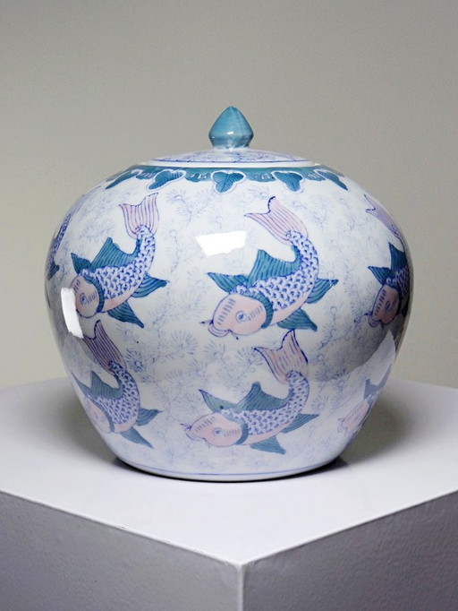 Vintage chinesische Deckelvase oder Topf mit Koi-Karpfen-Motiven