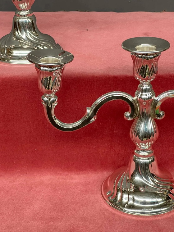 Coppia di candelabri. Metallo argentato. – Portacandele (photo 4 of 6)