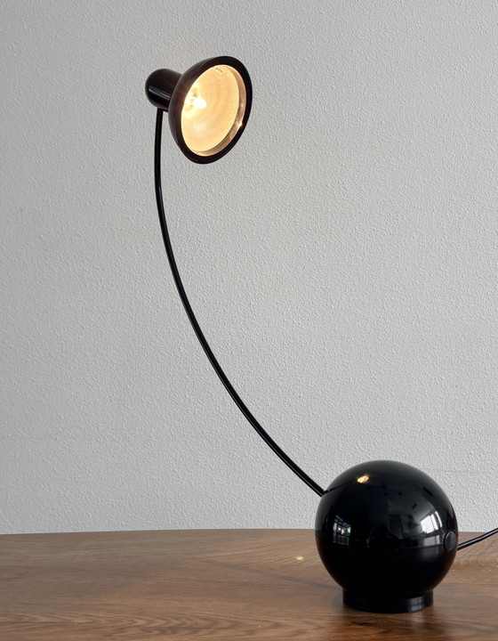 1980er-90er Postmoderne Space Age Tischlampe – Schwarz – Tischlampen, Metal, Plastic (photo 7 of 12)