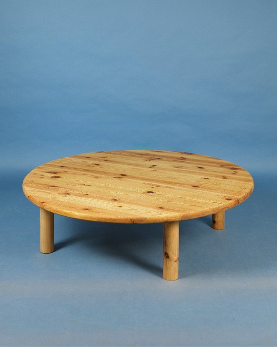Image 1 of Mesa de centro de pino macizo