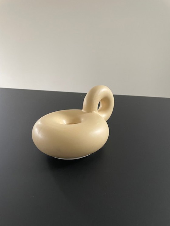 Image 1 of Portacandele a forma di ciambella color crema con manico giocoso – in ceramica
