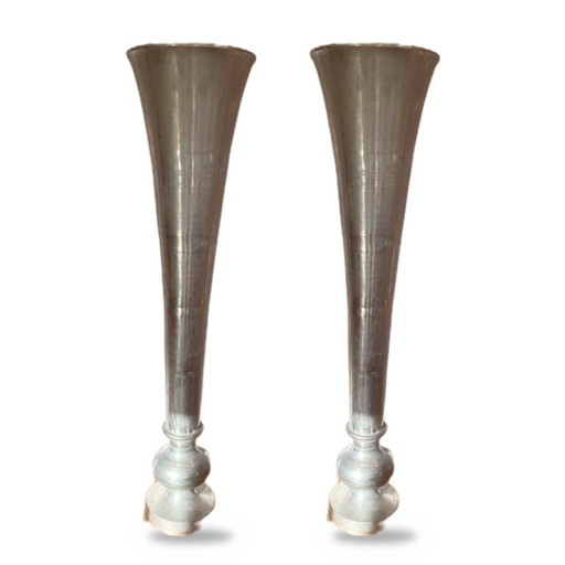 Paire de grands vases sur pied en métal argenté Maison de la literie, 165 cm