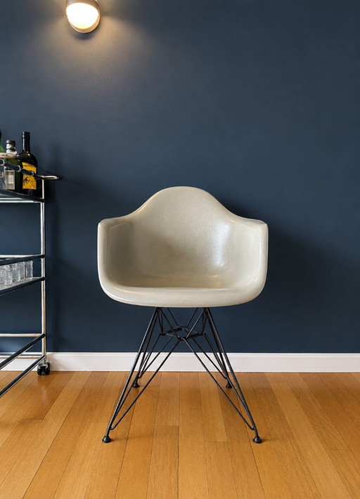 4x Eames Fiberglass Armchair DAR – Vitra – eetkamerstoelen, Metal