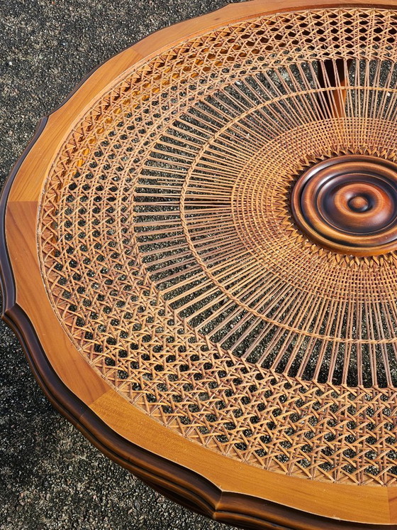 Image 1 of Tavolino da caffè rotondo vintage francese in legno, vetro e rattan - Grande tavolo da salotto in stile Luigi XV - anni '60