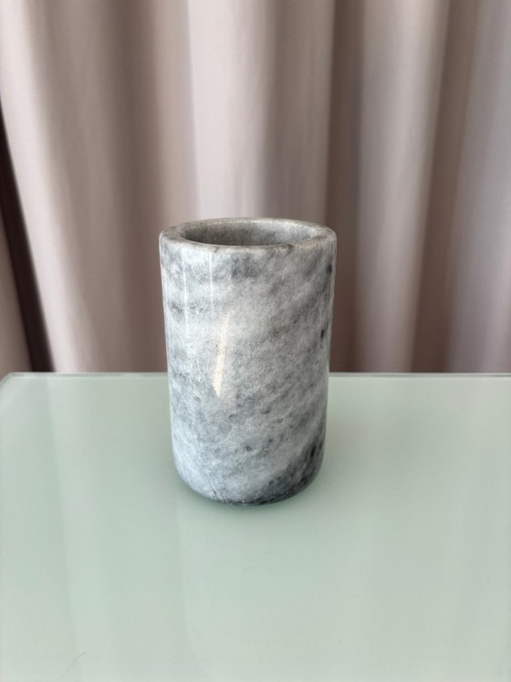 Vase cylindrique vintage en marbre gris – Marble (photo 4 of 7)