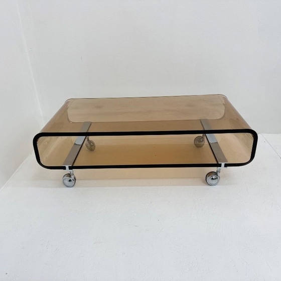 Image 1 of Mesa de centro de plexiglás de mediados de siglo, diseñada por Michel Dumas para Roche Bobois en 1972.