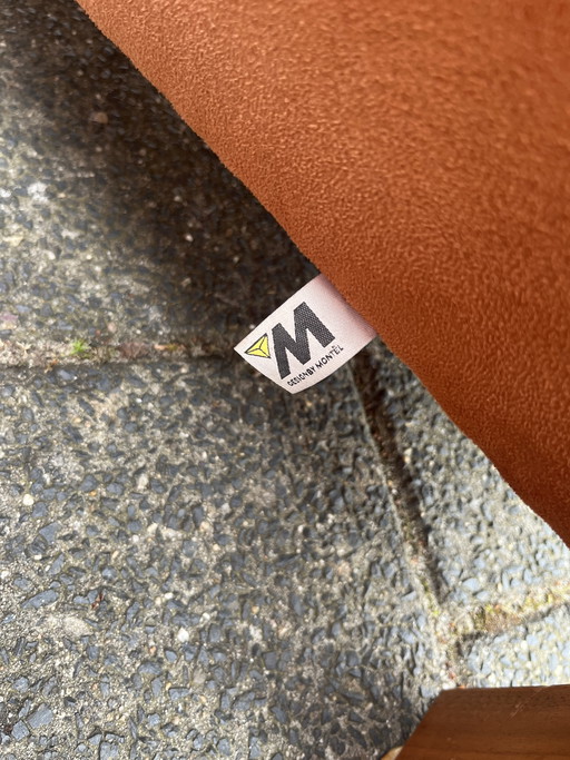 Sillón Montel de estilo moderno en terciopelo rosa anaranjado con reposabrazos color teca.