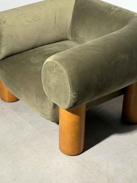 Fauteuil lounge sculptural vert olive avec pieds en bois (photo 2 sur 9)