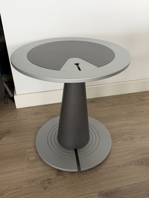 Leolux Calumet bijzettafel design Hugo de Ruiter. 