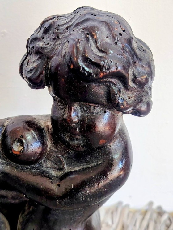 Image 1 of Panneau ancien en bois sculpté représentant un chérubin.
