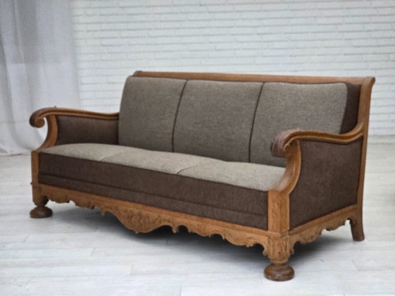 Image 1 of 1950er Jahre, dänisches 3-Sitzer-Sofa, Möbelwolle, massives geschnitztes Eichenholz.