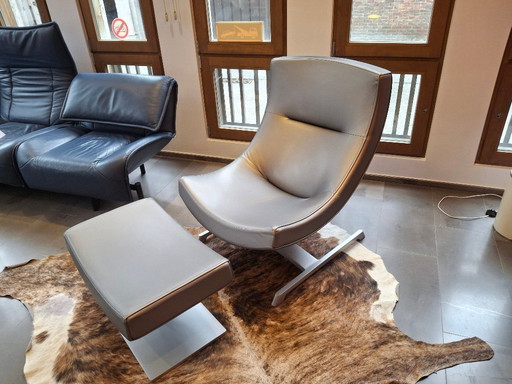 Fauteuil Cassina avec ottoman.