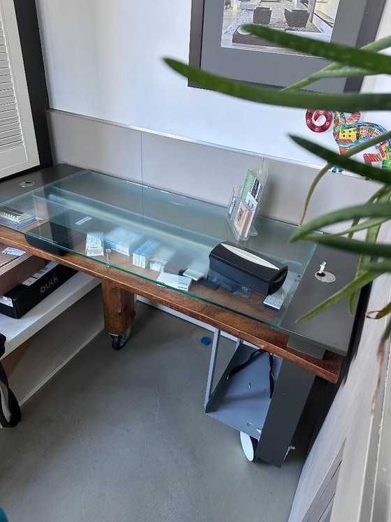 Image 1 of 3 design maatmeubel bureau tafels die samen een geheel vormen met hardhouten schaaldelen als basis