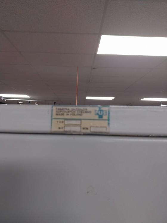 Image 1 of 1 mobiletto da farmacia in metallo bianco, anni '50, prodotto in Polonia