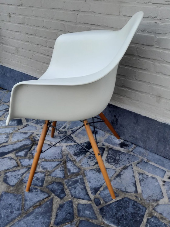 Vitra Eames Plastic Armchair, disegnata da Charles & Ray Eames, crema, Poltrone, Plastica, Legno (foto 6 di 8)