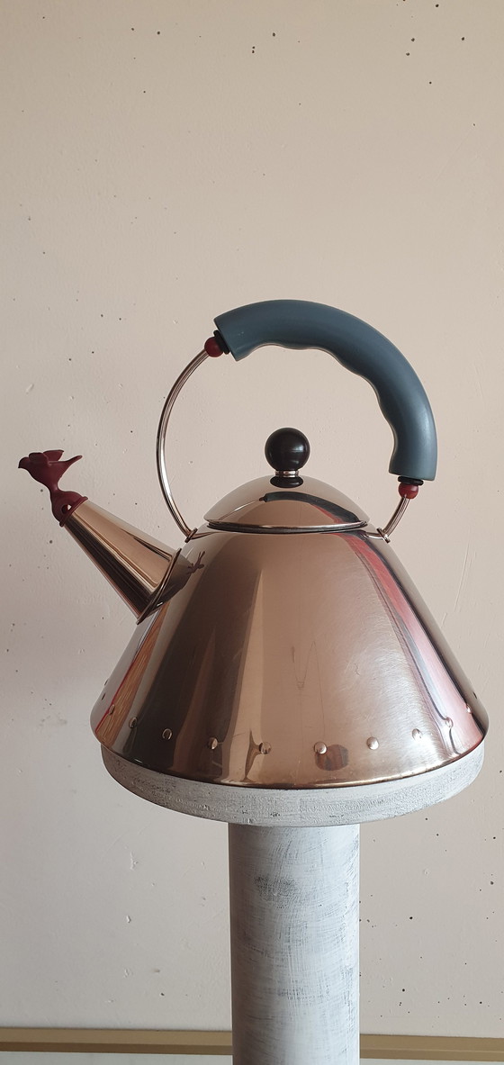 Image 1 of Hervidor Alessi 9093 – Michael Graves – Burdeos Red Bird – Diseño clásico