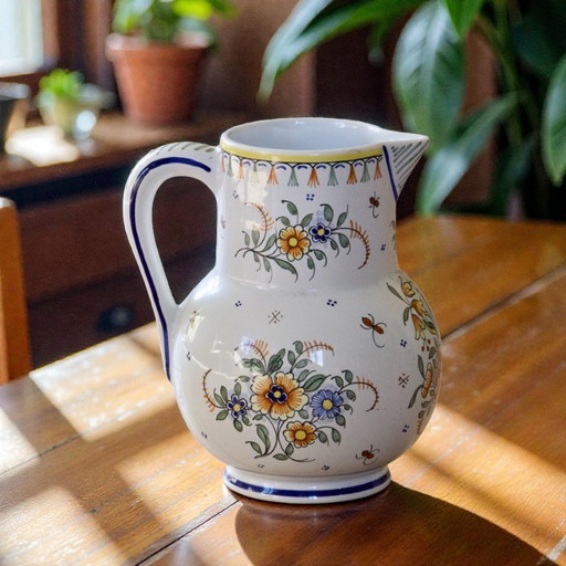 Handgemaakte Franse karaf van Moustiers, handbeschilderd.