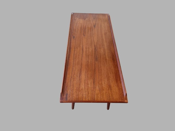 Image 1 of Teakhouten salontafel uit het midden van de 20e eeuw | Verhoogde, gebeeldhouwde randen | Scandinavische stijl jaren 60