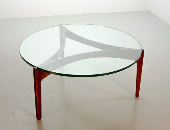 Image 1 of Table basse ronde en palissandre avec plateau en verre de Sven Ellekaer, modèle n°104 pour Christian Linneberg. Danemark, 1962
