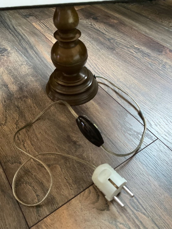 Image 1 of Classic Tiffany style table lamp with an attractive and elegant brass base