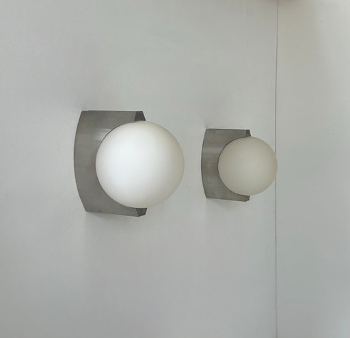 Coppia di applique vintage, metallo spazzolato e vetro opalino, Francia, 1990