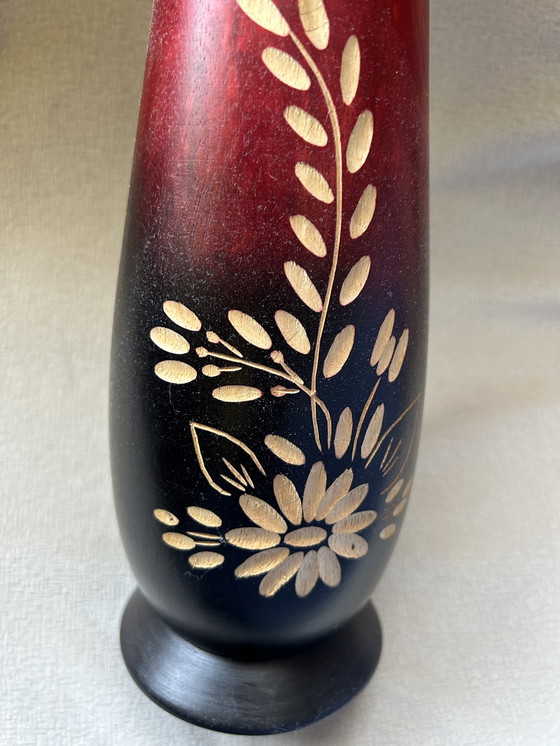 Image 1 of un vaso decorativo in legno di mango intagliato