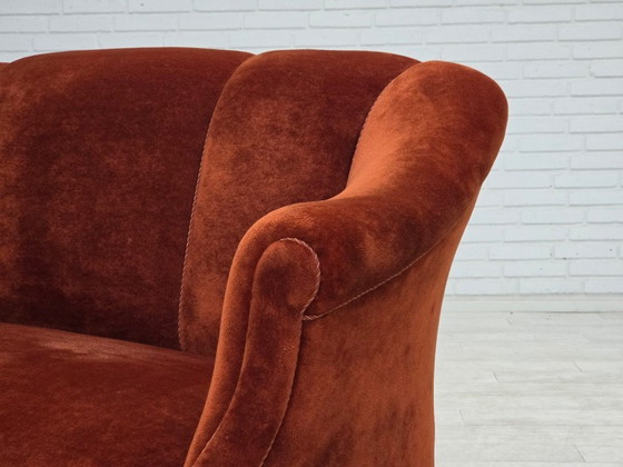 Image 1 of Canapé 2 places danois des années 1950, revêtement en velours, pieds en chêne.