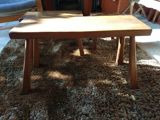 Image 1 of Set van drie eikenhouten bijzettafels 