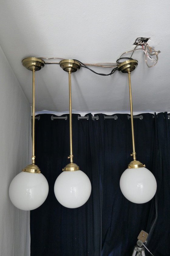 Image 1 of Art Déco – 3 lampade da scuola, lampadario a sospensione con vetro opalino e struttura in ottone - Altezza regolabile