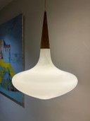 Suspension en Teck et Opaline Louis Kalff