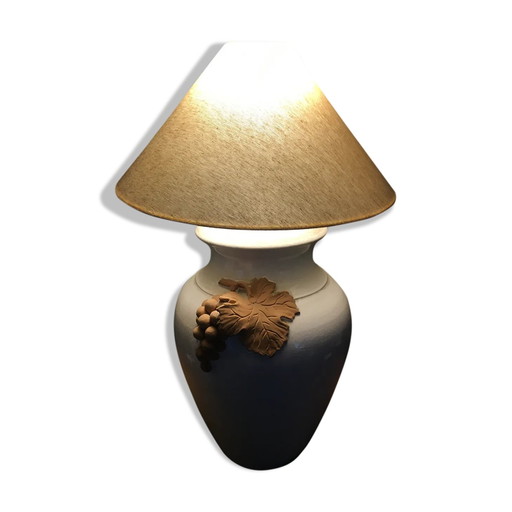 Keramiklampe in Form einer Weintraube.