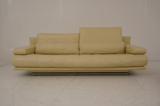 Image 1 of Set Rolf Benz composto da tavolino da caffè 6500, divano 1150 e 2 divani a tre posti in pelle beige.