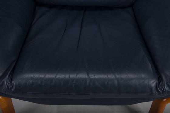 Image 1 of Poltrona danese in teak e pelle blu navy di Komfort, anni '70