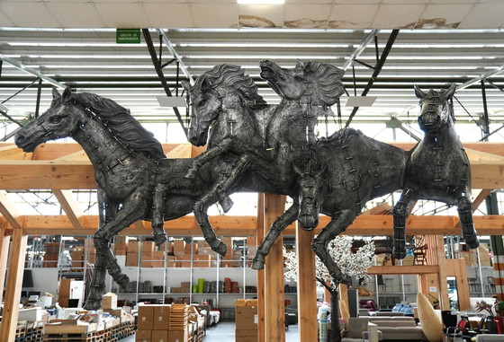 Image 1 of Escultura de pared de caballos al galope: pieza destacada de aluminio fundido bruñido