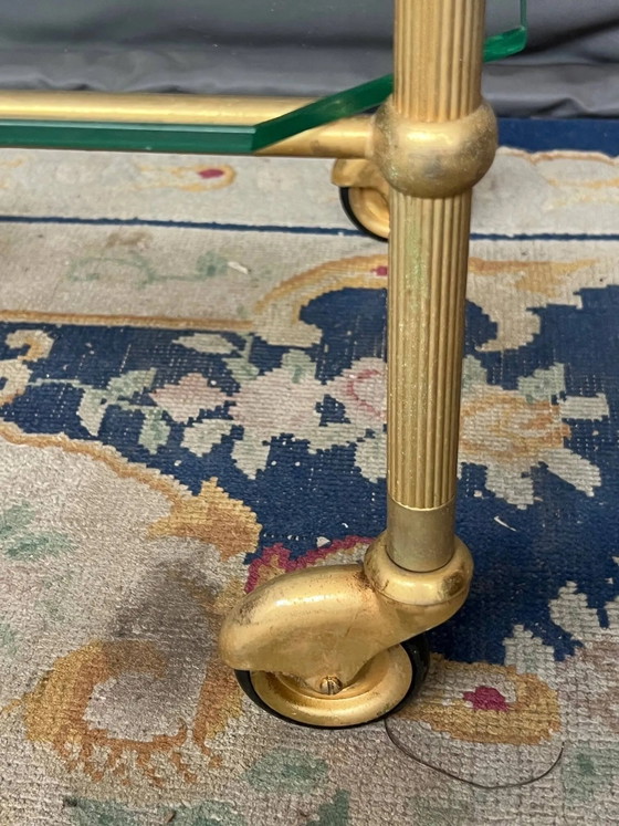 Carrello di servizio su ruote con due ripiani in vetro e struttura in ottone. – Carrelli bar, Glass, Brass (photo 4 of 5)