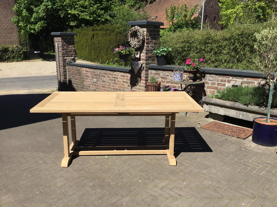 Image 1 of Mooie stevige Teakhouten tuintafel 175x90x72cm van het merk Gloster in heel goede staat