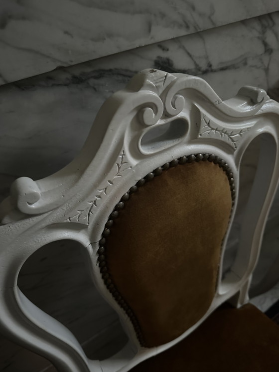 Image 1 of 2 x Vintage witte fluwelen stoelen met houtsnijwerk