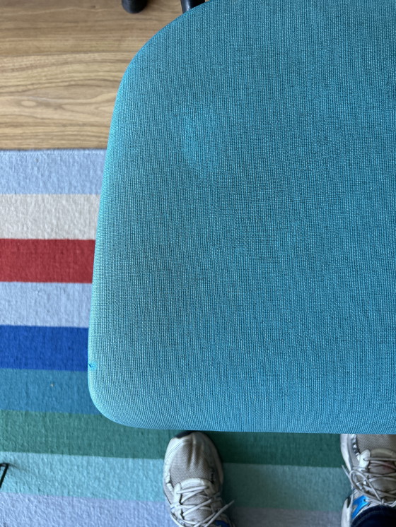 Image 1 of 2 sedie da pranzo vintage, eleganti gambe affusolate, rivestimento in similpelle turchese