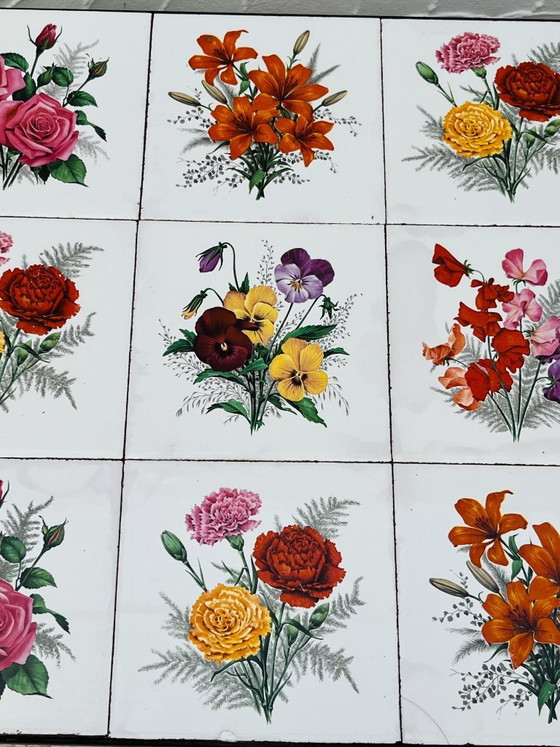 Image 1 of Vintage salontafel van smeedijzer met bloemmotief op de tegels.