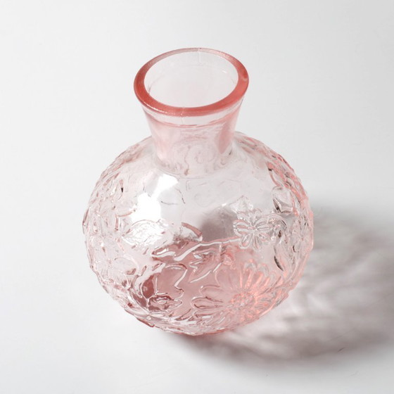 Image 1 of Vintage kleine roze vaas van geperst glas met bloemenpatroon / Italië / jaren 1960