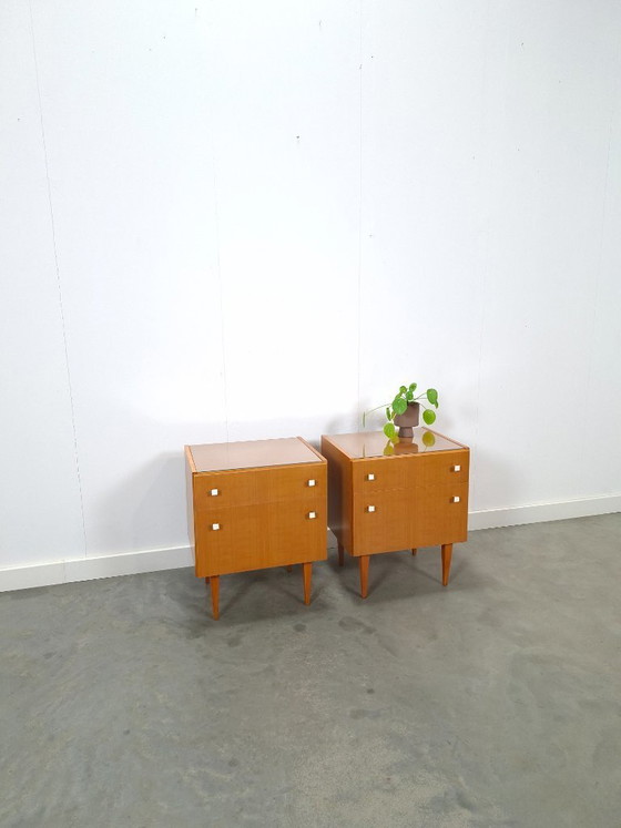 Image 1 of Set nachtkastjes met lades en witte grepen