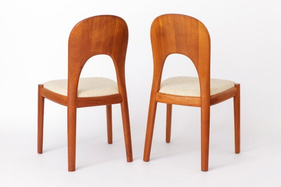 Een paar Niels Koefoed teakhouten eetkamerstoelen, Deense moderne stoelen uit de jaren 70, lichtbeige wollen (photo 3 of 11)