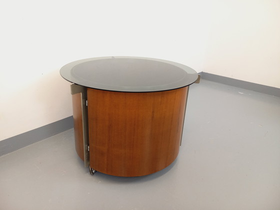 Image 1 of Tavolino da caffè rotondo vintage italiano con barra girevole su ruote di Eugenio Gerli per Tecno, in teak curvato
