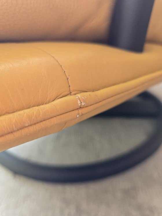 Image 1 of Fauteuil pivotant Rolf Benz jaune ocre